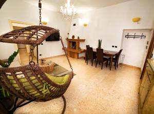 uma sala de estar com uma cadeira suspensa e uma mesa em Maison Eufemia em Verona