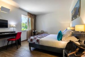 Postel nebo postele na pokoji v ubytování Hôtel Corniche du Liouquet