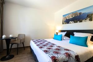Postel nebo postele na pokoji v ubytování Hôtel Corniche du Liouquet