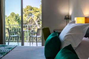 Postel nebo postele na pokoji v ubytování Hôtel Corniche du Liouquet