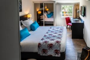 Llit o llits en una habitació de Hôtel Corniche du Liouquet