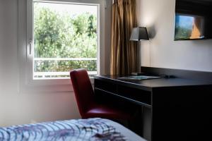 Postel nebo postele na pokoji v ubytování Hôtel Corniche du Liouquet