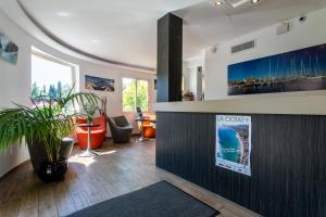 TV a/nebo společenská místnost v ubytování Hôtel Corniche du Liouquet