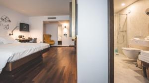 Um banheiro em Hotel Bernina Geneva
