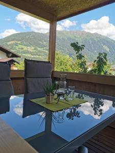 een tafel op een balkon met uitzicht op een berg bij Haus Sophia in Schruns