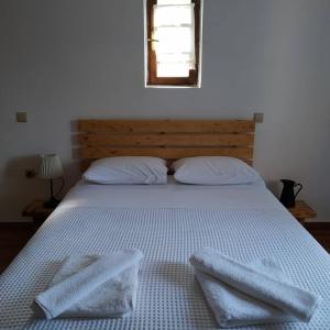Llit o llits en una habitació de XENONAS SOULIOU