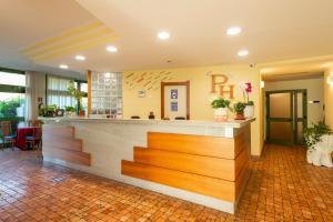 een hotellobby met een receptie met potplanten bij Park Hotel Abbadia in Abbadia Lariana