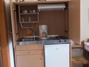 Kuchyň nebo kuchyňský kout v ubytování 8 Furnished Apartments in Stoupa for Rent.
