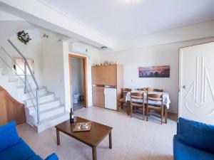 Posezení v ubytování 8 Furnished Apartments in Stoupa for Rent.
