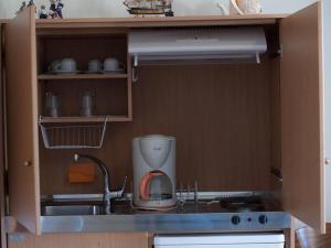 Kuchyň nebo kuchyňský kout v ubytování 8 Furnished Apartments in Stoupa for Rent.