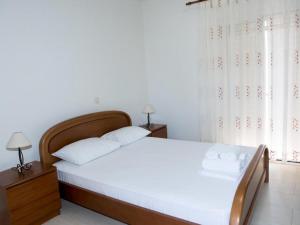 Postel nebo postele na pokoji v ubytování 8 Furnished Apartments in Stoupa for Rent.