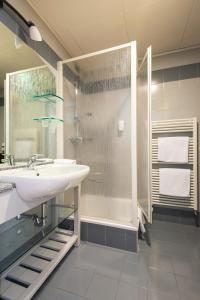 een badkamer met wastafel en douche bij Park Hotel Abbadia in Abbadia Lariana