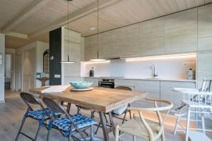 cocina con mesa de madera y algunas sillas en Luderna - Apartamento con jardín Bela, en Vielha