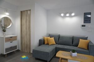 un soggiorno con un divano blu e un tavolo di Casa Vista Spring a Karpathos