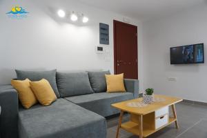 un soggiorno con un divano e un tavolo di Casa Vista Spring a Karpathos