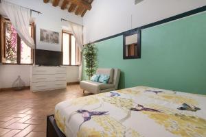 ein Schlafzimmer mit einem großen Bett und einem Stuhl in der Unterkunft appartment 53 piazza Navona in Rom