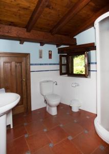uma casa de banho com um WC e um lavatório em APARTAMENTOS LA COTERA - Barrio de CAMBARCO em Cambarco
