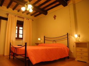 Un pat sau paturi într-o cameră la Agriturismo il Girasole