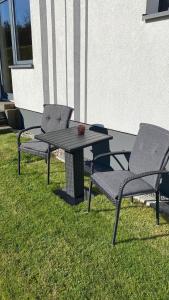蒙紹的住宿－eifelbleibe，草上野餐桌和两把椅子
