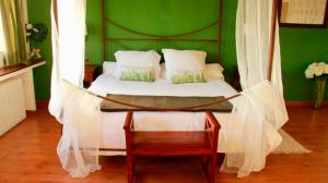 Dormitorio con cama con red en Casona De Navalmedio, en Cercedilla