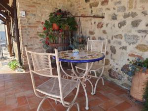 einen Tisch und Stühle auf einer Terrasse in der Unterkunft La Collina in Deruta