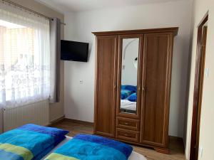 sypialnia z lustrem i drewnianą szafką w obiekcie Willa Solna w Kołobrzegu