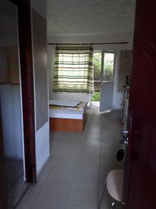 a small room with a bed and a window at vila catrini in Costinesti
