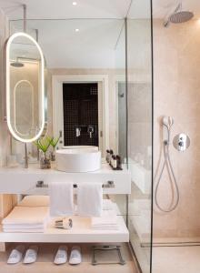 Ванная комната в Mitsis Rinela Beach Resort & Spa