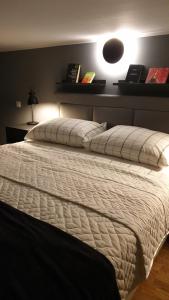 een slaapkamer met een groot bed met een lamp aan de muur bij Apartment Sea Promenade - Opatija center in Opatija