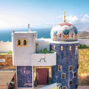 uma mesquita com uma cúpula no topo de um edifício em Villa Castillo Moro em Santa Cruz de Tenerife