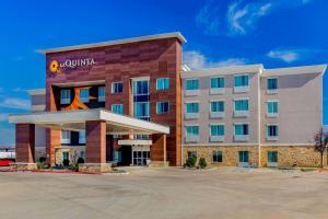 una rappresentazione di un hotel di fronte a un edificio di La Quinta Inn & Suites by Wyndham Northlake Ft. Worth a Northlake