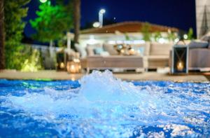 un ammasso di acqua blu in una piscina di notte di Luxury Villa Curiera a Malinska