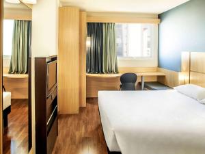 A bed or beds in a room at ibis Belo Horizonte Savassi