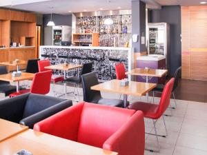 Un restaurante con mesas y sillas y un bar. en ibis Jaboticabal, en Jabuticabal