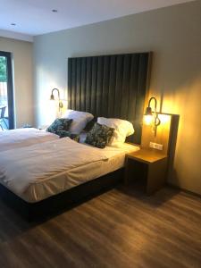 ケルステルバッハにあるHotel Athen Kelsterbach Frankfurt Airportのベッドルーム1室(大型ベッド1台、枕2つ付)