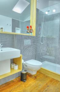 a bathroom with a shower, toilet, and sink at Three Houses & Bedrooms in Porto