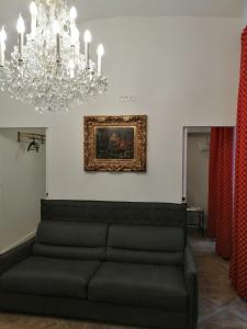 sala de estar con sofá y lámpara de araña en Living Vienna City Center, en Viena