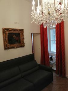 sala de estar con sofá y cortinas rojas en Living Vienna City Center, en Viena