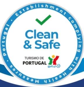 logotipo limpio y seguro con flecha verde en Hotel Borsalino en Oporto