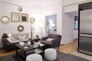 Atpūtas zona naktsmītnē Luxury, Spacious apartment near Megaro Mousikis. Ideal for professionals and families.