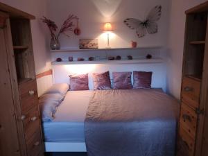 a bedroom with a bed with a light on it at Ferienwohnung direkt am Steinhuder Meer in Neustadt am Rübenberge