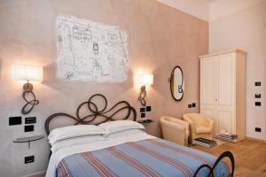 ein Schlafzimmer mit einem Bett und einer Wandzeichnung in der Unterkunft Luxury Ripetta 2 in Rom