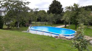 Piscina de la sau aproape de Gite Le Masgiral