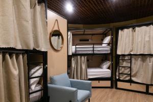 Postel nebo postele na pokoji v ubytování Auberge Jeunesse QBEDS Hostel