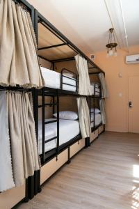 Postel nebo postele na pokoji v ubytování Auberge Jeunesse QBEDS Hostel