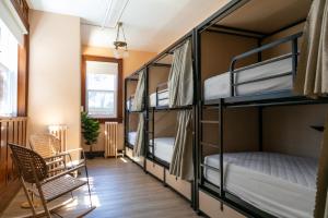 Postel nebo postele na pokoji v ubytování Auberge Jeunesse QBEDS Hostel