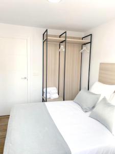 1 dormitorio con 1 cama blanca grande y espejo en Soul Beach Villa By Mc, en Denia