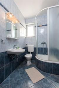 Ett badrum på Apartments Marino Gojak