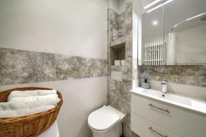 La salle de bains est pourvue de toilettes et d'un lavabo. dans l'établissement Bruno, à Krynica-Zdrój