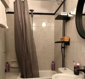 Koupelna v ubytování Industrial Design Bungalow – 2 min to Center, Wifi